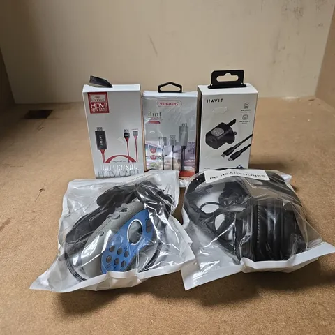 BOX OF APPROXIMATELY 15 ASSORTED ITEMS TO INCLUDE INSIGNIA ARMBAND RADIO, PC HEADPHONES, VEN DENS 3 IN 1 FHD CABLE, HAVIT 33W GAN TRAVEL CHARGER WITH USB-C TO USB-C ETC