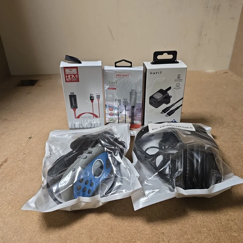BOX OF APPROXIMATELY 15 ASSORTED ITEMS TO INCLUDE INSIGNIA ARMBAND RADIO, PC HEADPHONES, VEN DENS 3 IN 1 FHD CABLE, HAVIT 33W GAN TRAVEL CHARGER WITH USB-C TO USB-C ETC