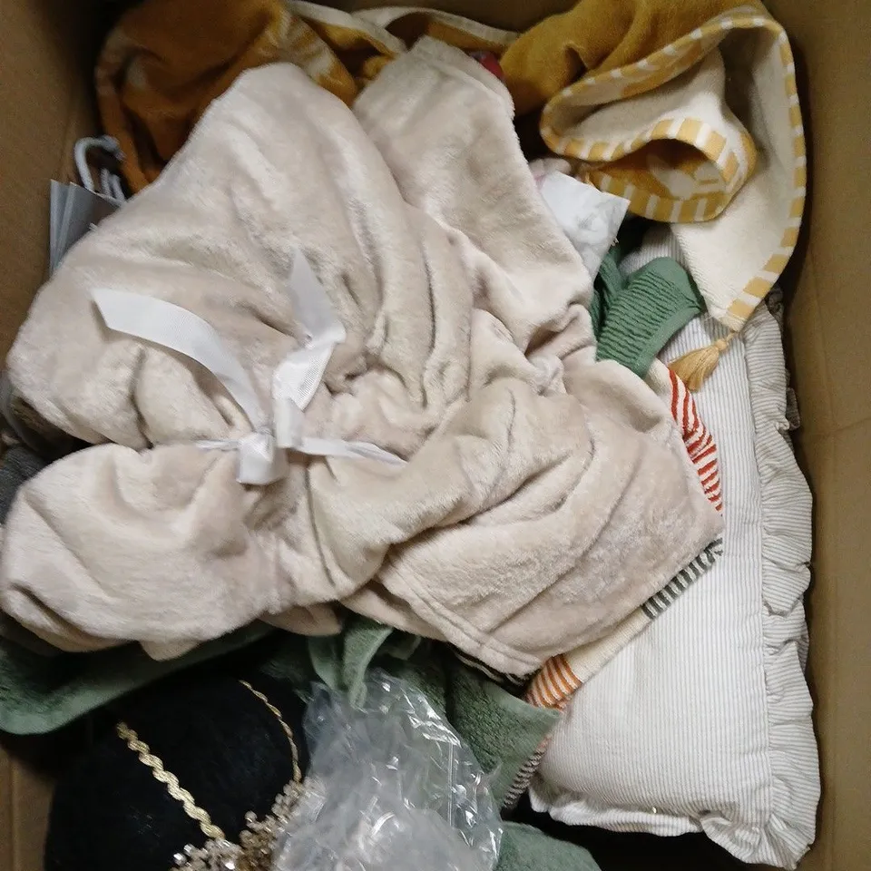 BOX OF APPROX 15 ASSORTED HOUSEHOLD ITEMS TO INCLUDE BLANKET, CUSHION, TOWEL, ETC