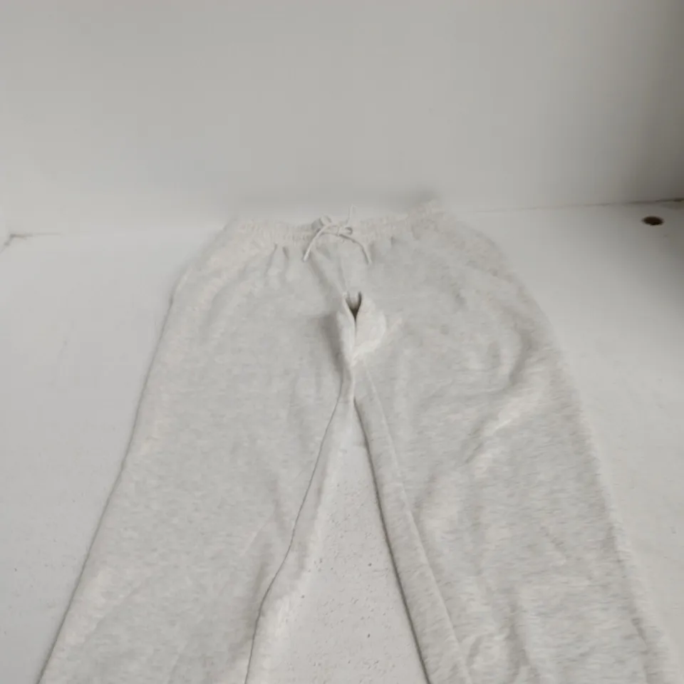 BOX OF APPROXIMATELY 20 ASSORTED CLOTHING TO INCLUDE: PRIMARK GREY TRACKIES