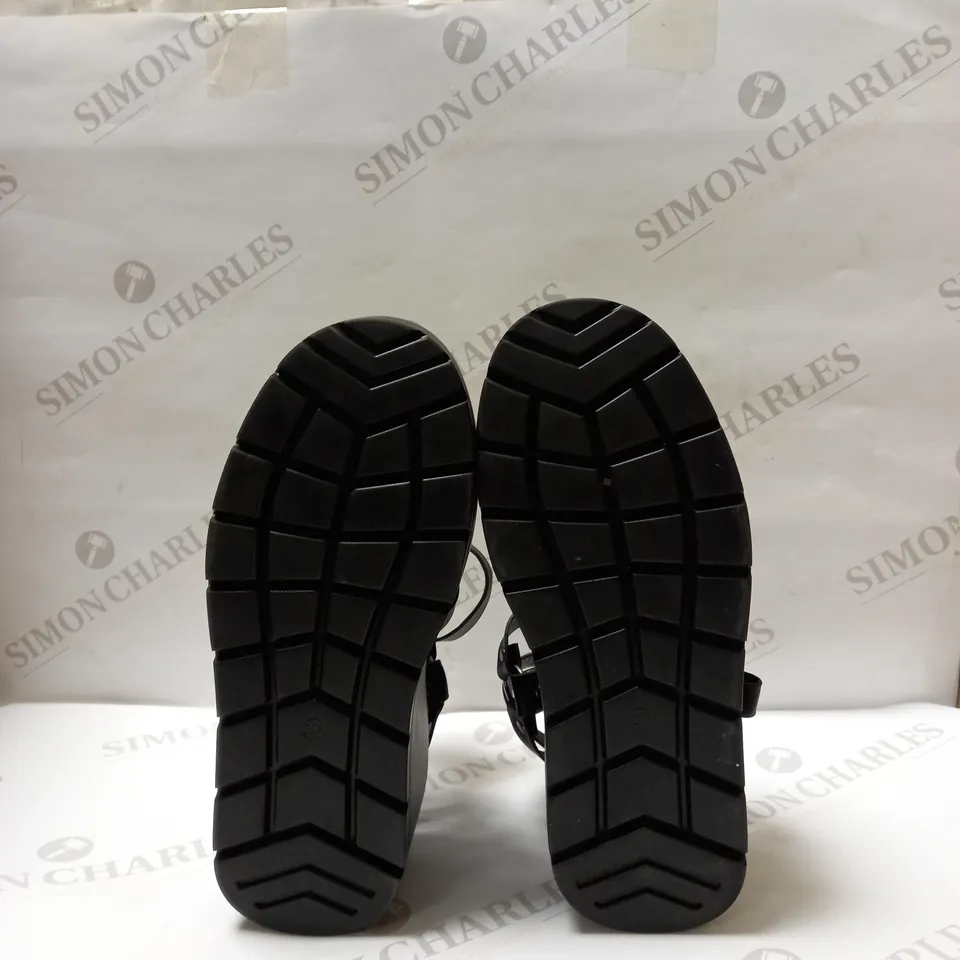 DESIGNER KOI VEGAN BATTLE GROUND STRAPPY WEDGE SANDALS SIZE 4