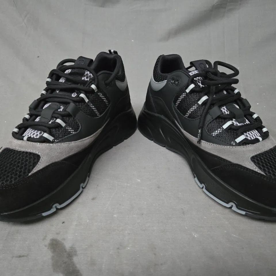 BOXED PAIR OF CLEENS AERO RUNNER IN ONYX COLOUR UK SIZE 9