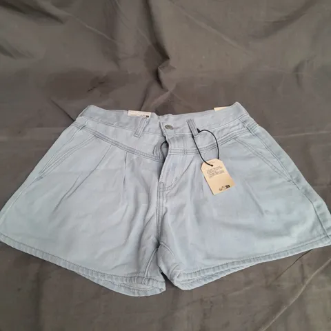 LEVI'S PLEAT DETAIL SHORTS IN BLUE SIZE W26