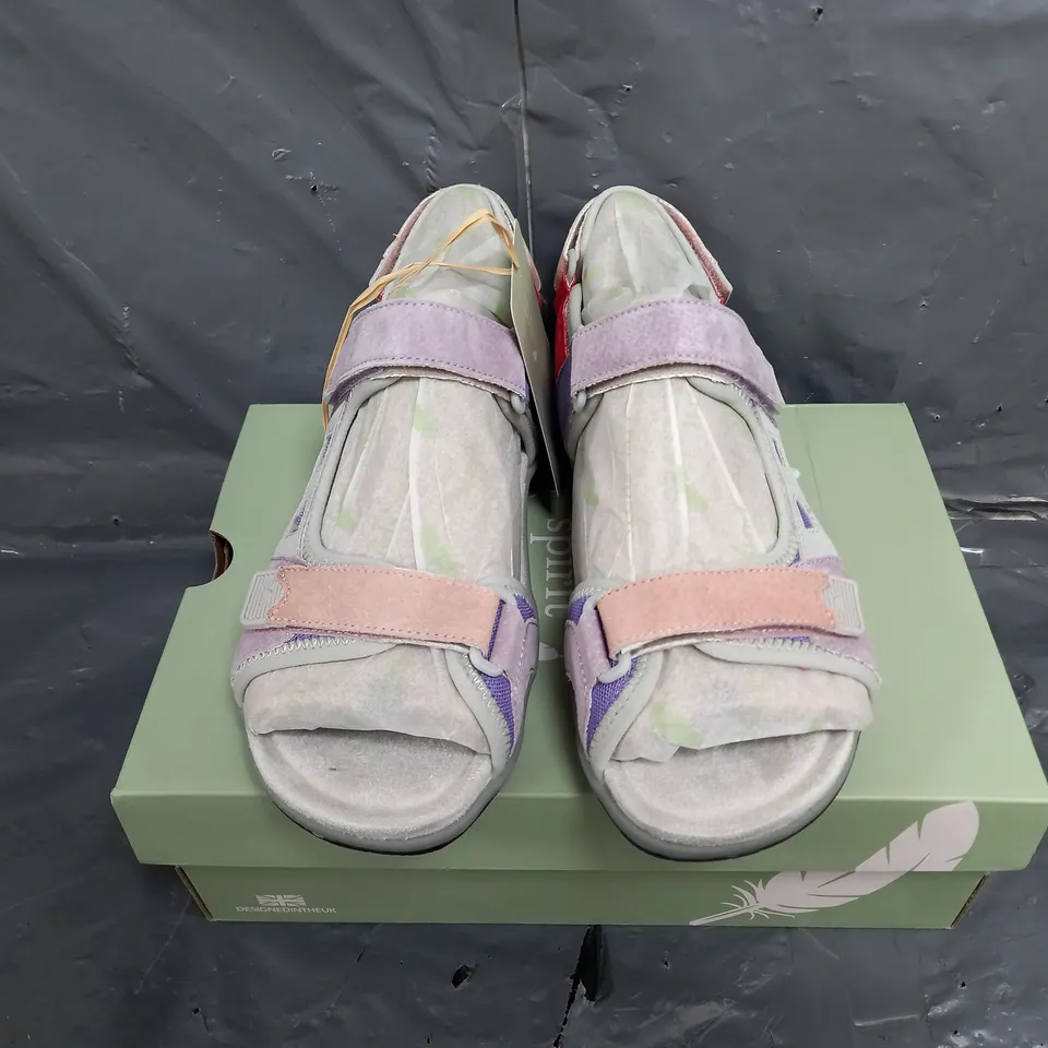 BOXED PAIR OF FREE SPIRIT ZEAL WOMENS PURPLE MULTI SANDAL SIZE 7
