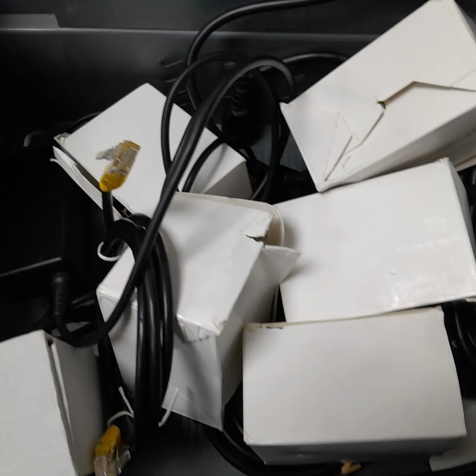 BOX OF APPROXIMATELY 12 ASSORTED ITEMS TO INCLUDE - AC/DC ADAPTER , ETHERNET CABLE , HDMI LEAD ETC