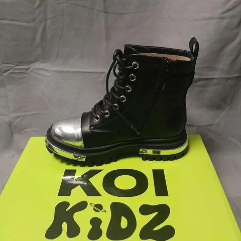 KOI KIDZ LIL' BORIN HARDWARE BOOTS , BLACK PU WITH METAL TOE, UK 10