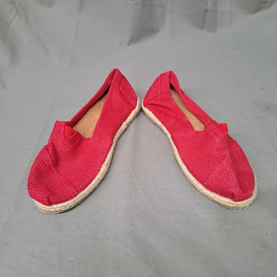 BOX OF APPROXIMATELY 30 PAIRS OF SLIP ON SHOES IN RED PUNCH SIZE 5