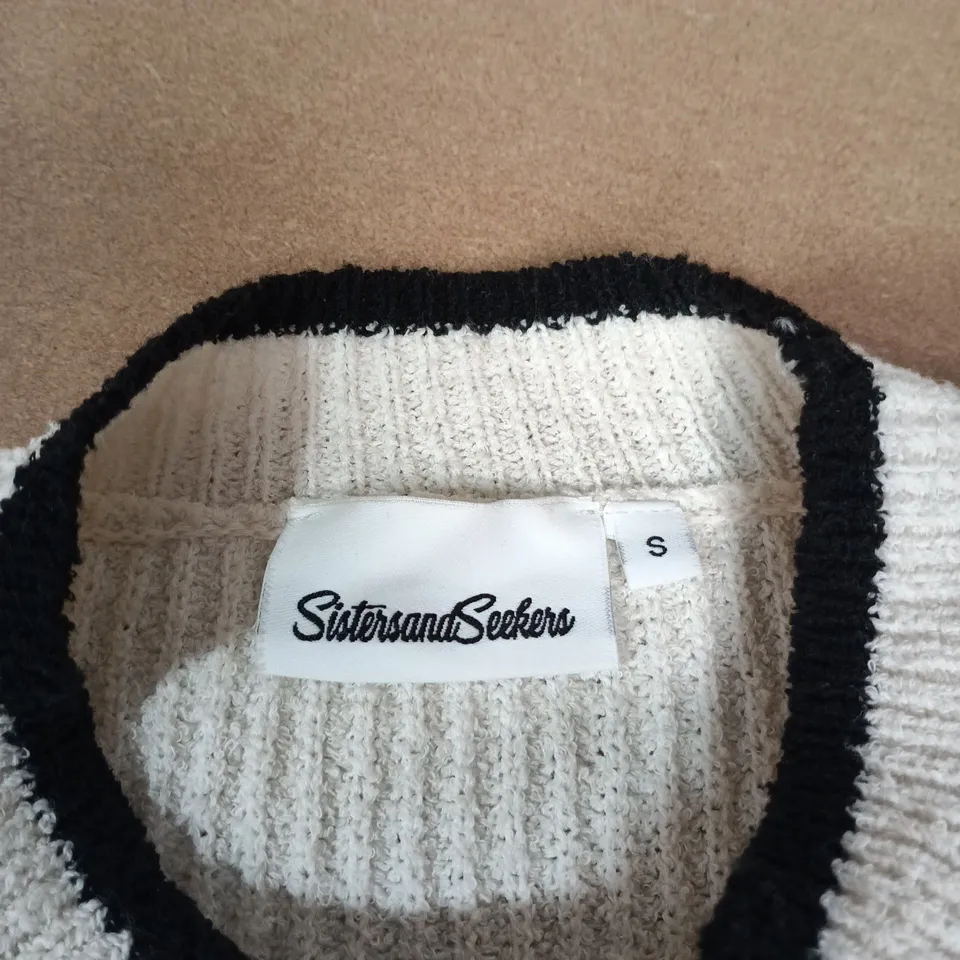 SISTERS AND SEEKERS CREAM KNIT JUMPER WITH GRAPHIC S LOGO – SIZE S 