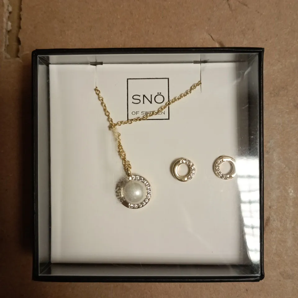 SNO OF SWEEDEN GOLD TONE CRYSTAL AND PEARL HALO BRIDAL EARRINGS AND NECKLACE SET 