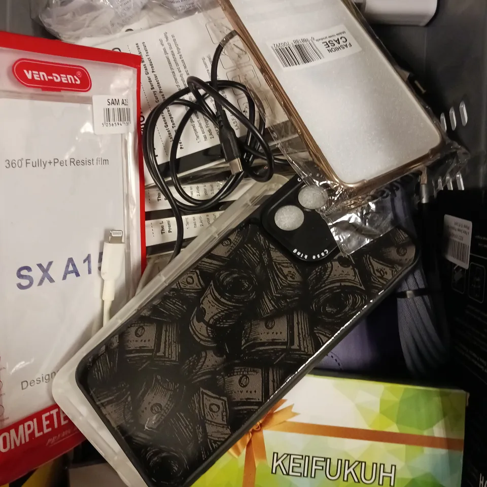 APPROXIMATELY 25 ASSORTED SMARTPHONE ACCESSORIES TO INCLUDE PROTECTIVE CASES, CHARGING CABLES, SCREEN PROTECTORS ETC 