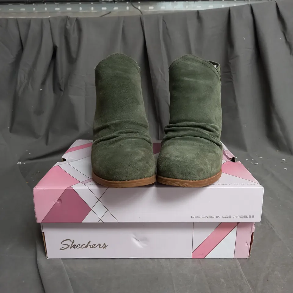 BOXED PAIR OF SKECHERS WATER RESISTANT CITY BOOTS IN OLIVE SIZE 5.5