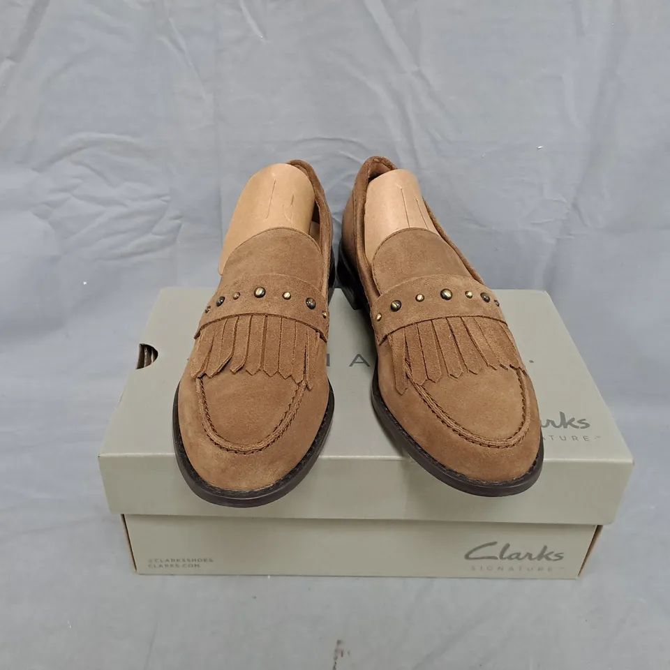 CLARKS HANA LOAFER WALNUT SUEDE – MEN'S SLIP-ON SHOES (UK 7 / EU 41, CLARKS SIGNATURE)