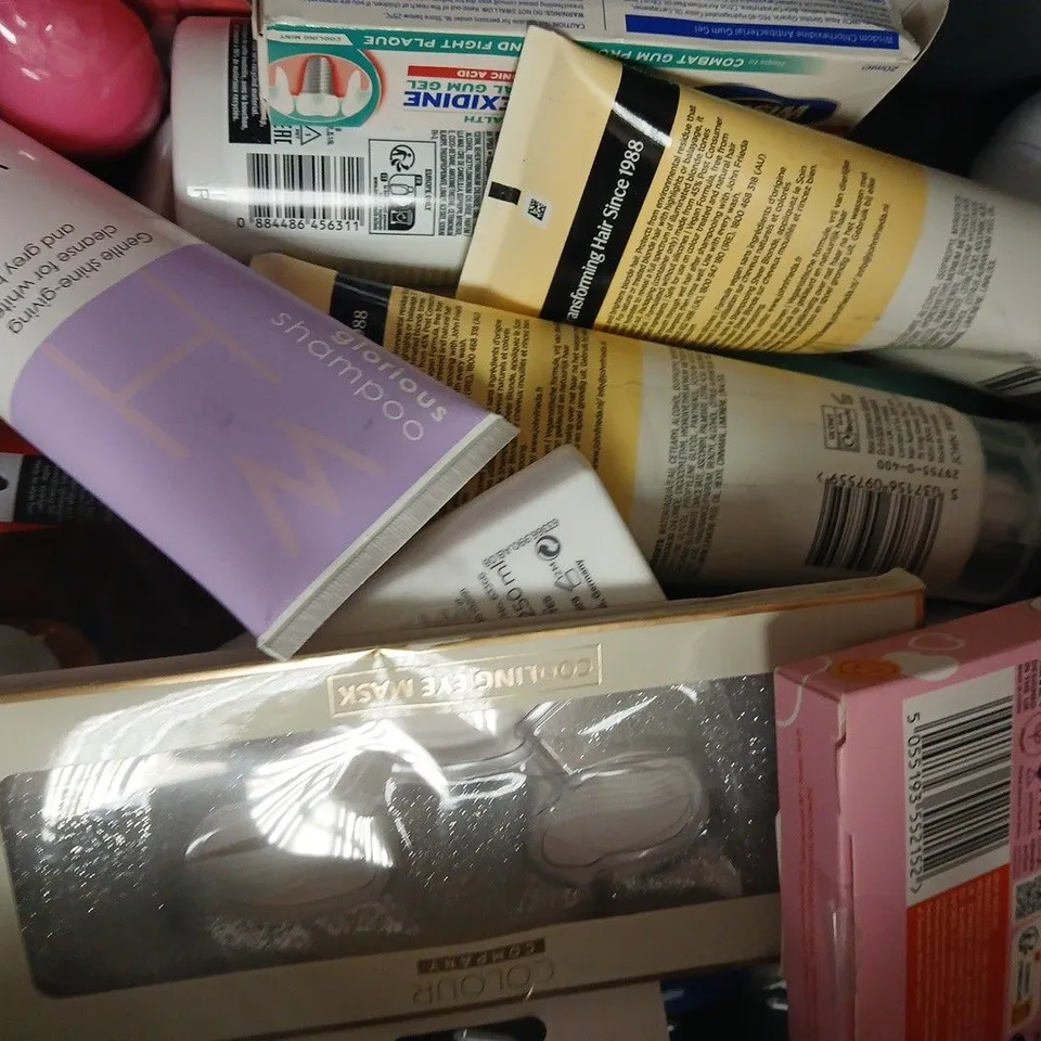APPROXIMATELY 15 ASSORTED COSMETIC ITEMS INCLUDING VARIOUS MAKES AND BRANDS - COLLECTION ONLY