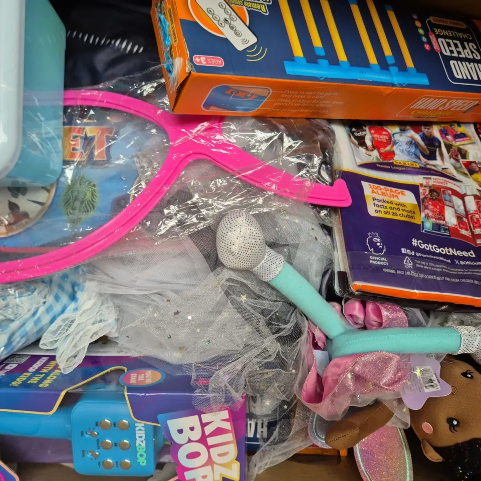 BOX OF APPROXIMATELY 20 ASSORTED TOYS AND GAMES TO INCLUDE CHRISTMAS COLOURING BOOK, LYME REGIS HARBOUR PUZZLE, SHAPE SORTING BOX, ETC - COLLECTION ONLY