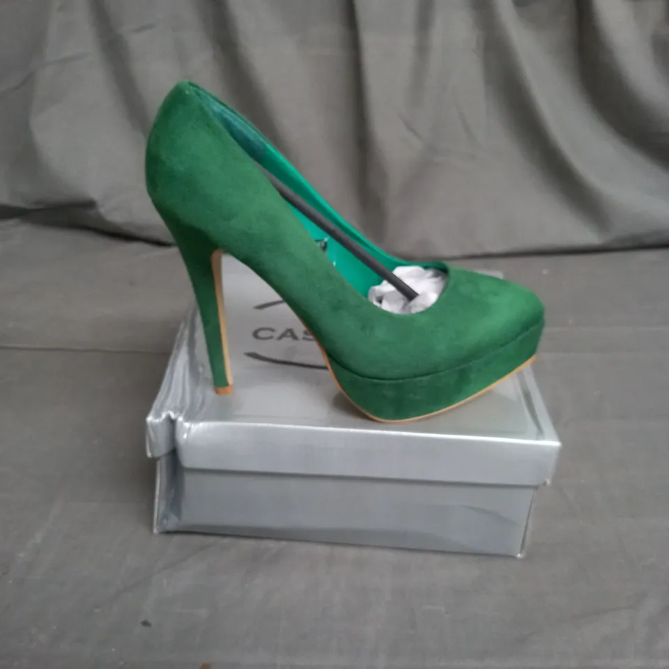 APPROXIMATELY 12 CASANDRA FAUX SUEDE GREEN HIGH HEELS IN VARIOUS SIZES