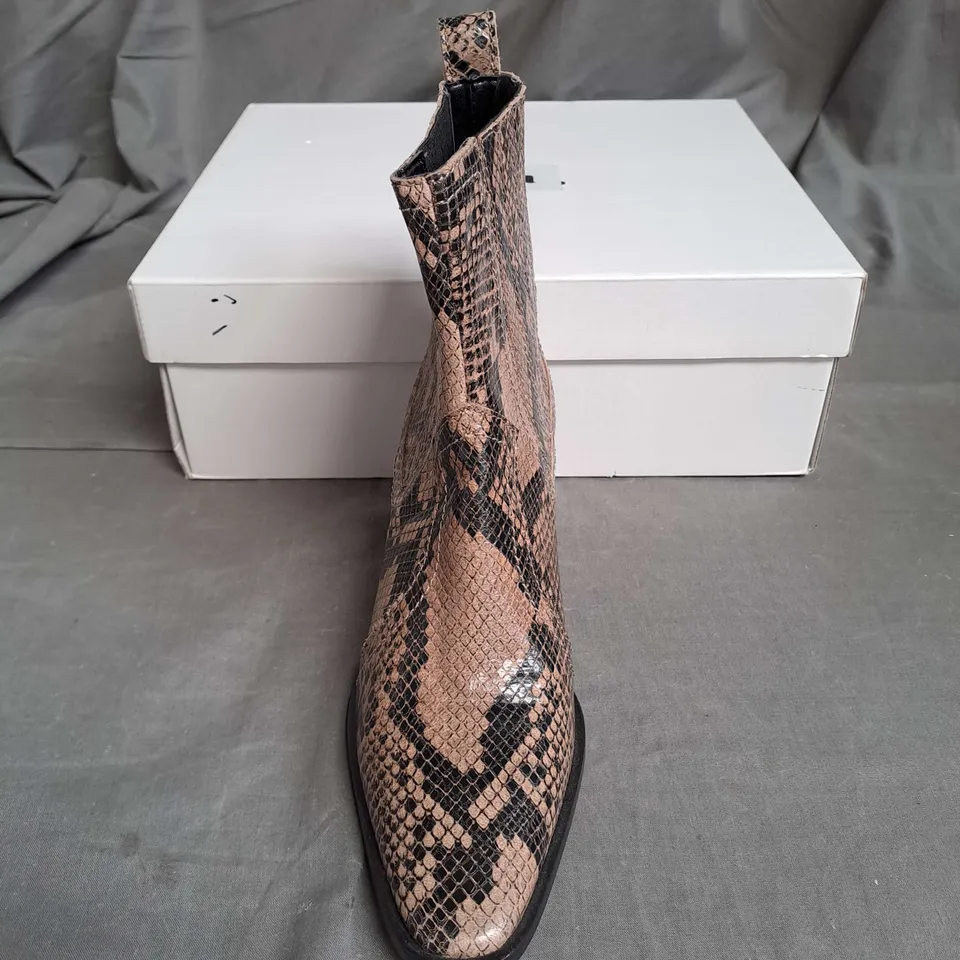 BOXED PAIR OF FARES ANKLE BOOTS IN SNAKE TAUPE SIZE 3/3.5