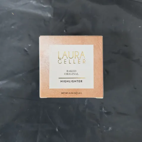 BOXED LAURA GELLER BAKED ORIGINAL HIGHLIGHTER - FRENCH ALMOND