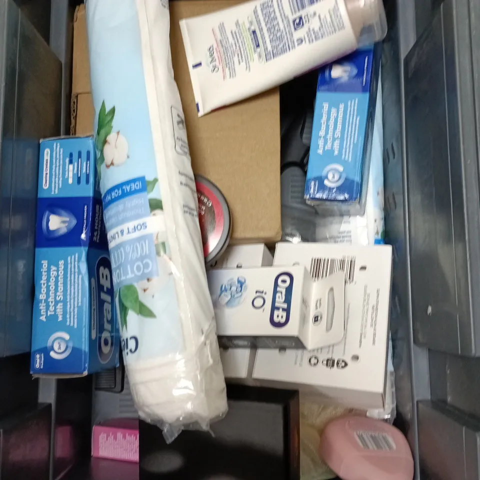 APPROXIMATEY 20 ASSORTED HEALTH AND BEAUTY PRODUCTS TO INCLUDE - DOVE ROLL ON DEODORANT - THE BODY SHOP STRAWBERRY BODY BUTTER AND ORAL-B PRO EXPERT TOOTHPASTE
