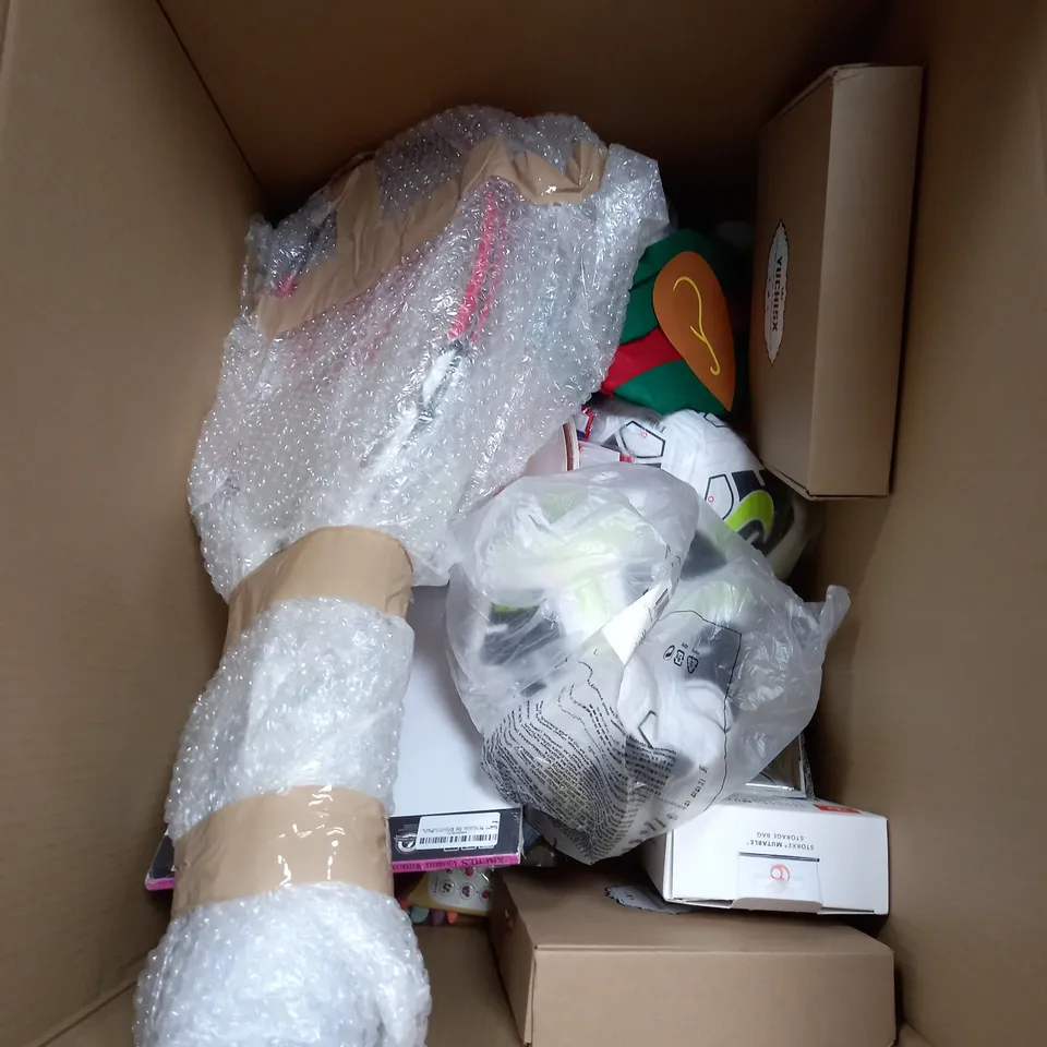 LARGE QUANTITY OF ASSORTED TOYS AND GAMES TO INCLUDE - SASSY MAD HATTER COSTUME - MILITARY SUPER ARMY - CRAFTY CLUB GLITTER SAND BOTTLES - ETC