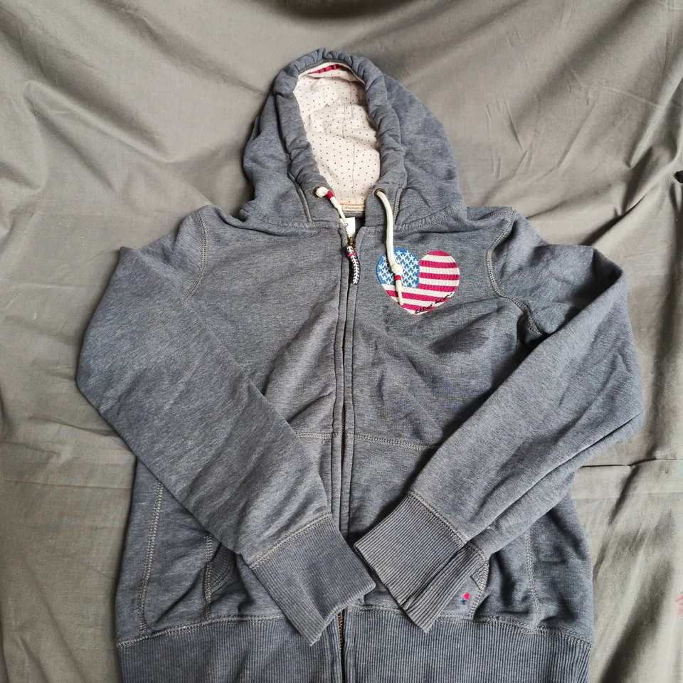 TOMMY HILFIGER DENIM HOODIE – GREY ZIP-UP WITH AMERICAN FLAG HEART PATCH - SIZE S