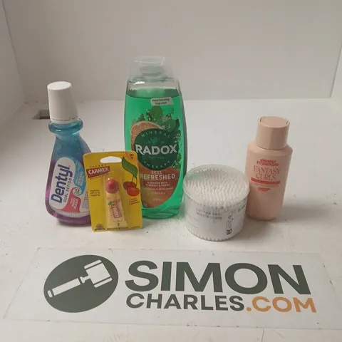 APPROXIMATELY 15 ASSORTED HEALTH & BEAUTY PRODUCTS TO INCLUDE DENTYL DUAL ACTION, RADOX SHOWER GEL, COTTON SWABS, ETC - COLLECTION ONLY