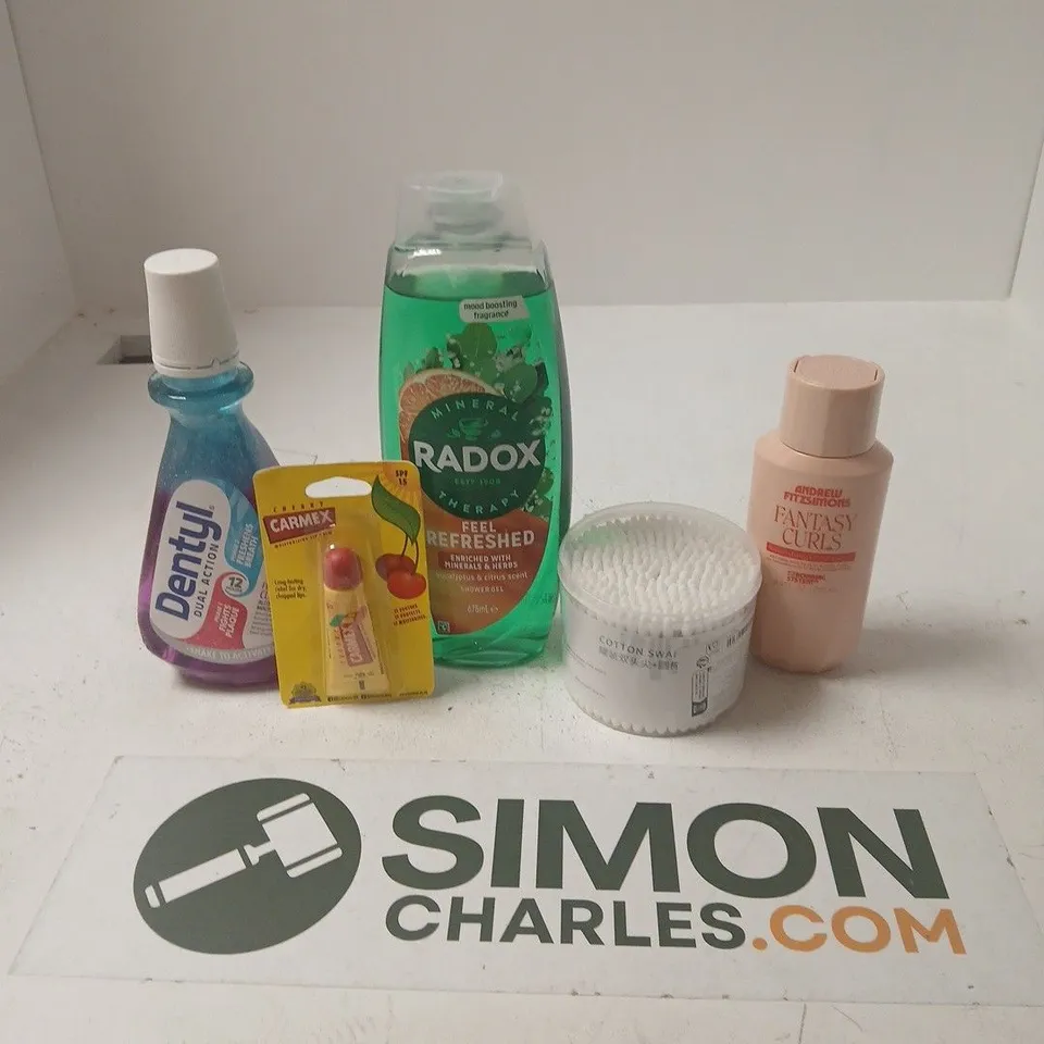 APPROXIMATELY 15 ASSORTED HEALTH & BEAUTY PRODUCTS TO INCLUDE DENTYL DUAL ACTION, RADOX SHOWER GEL, COTTON SWABS, ETC - COLLECTION ONLY