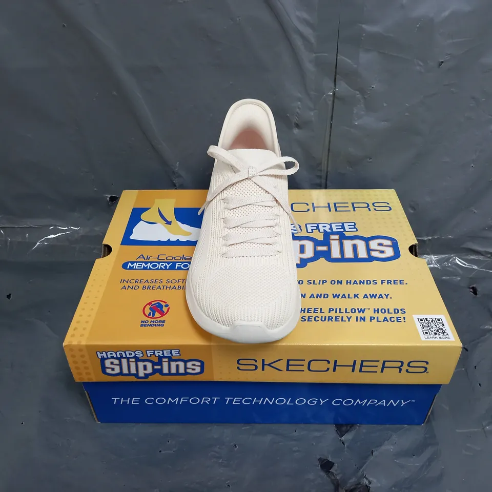 BOXED PAIR OF SKECHERS SLIP-IN TRAINERS SIZE 9