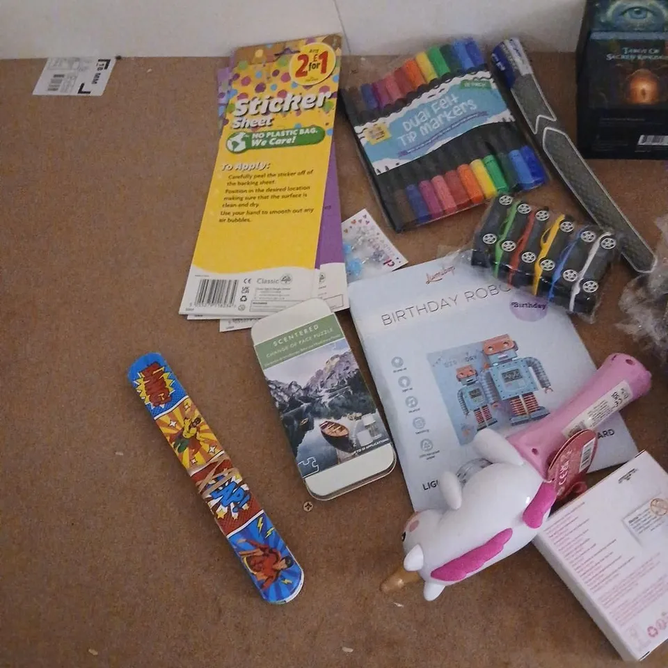 LARGE QUANTITY OF ASSORTED TOYS AND ACCESSORIES TO INCLUDE; PAPER PUPS, HUN TRIX, POCKET ETCH  SKETCH AND TAROT OF SACRED KINGDOM