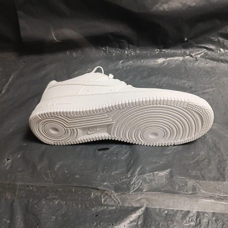 NIKE AIR WHITE TRAINERS SIZE 9