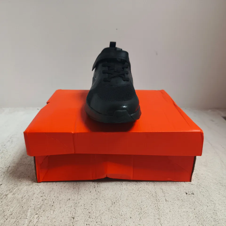 BOXED PAIR OF NIKE COSMIC RUNNER TRAINERS IN BLACK SIZE UK 2