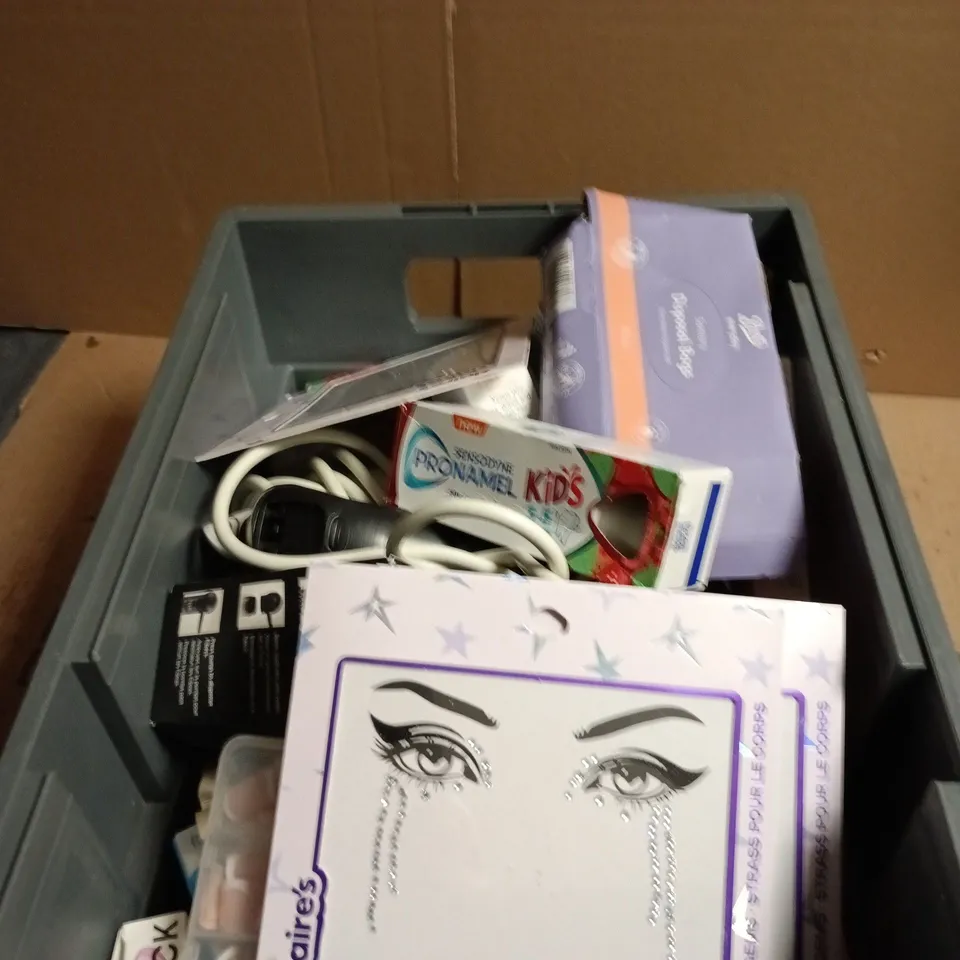 APPROXIMATELY 20 ASSORTED COSMETIC ITEMS INCLUDING SENSODYNE PRONAMEL KIDS TOOTHPASTE ,COLGATE SENSITIVE TOOTHPASTE AND MOLTON BROWN BODY LOTION 