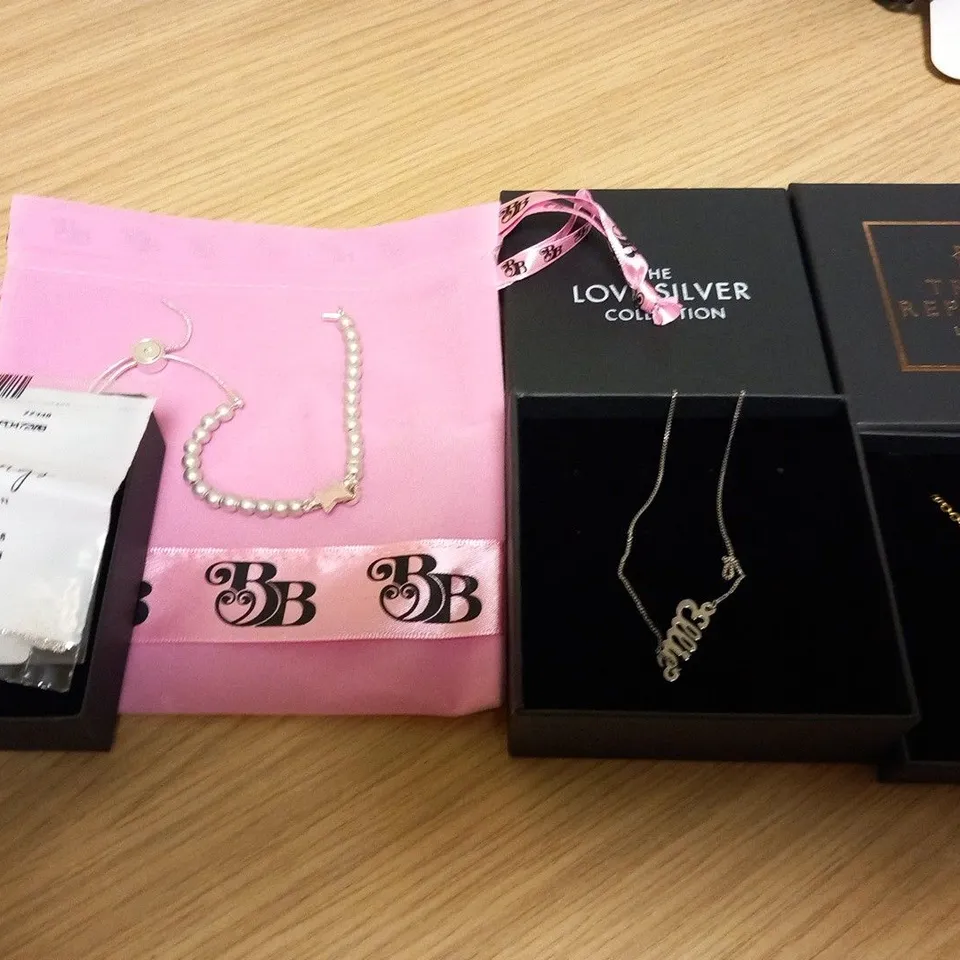 APPROXIMATELY 10 ITEMS OF ASSORTED JEWELLERY TO INCLUDE; TREAT REPUBLIC AND THE LOVE SILVER COLLECTION