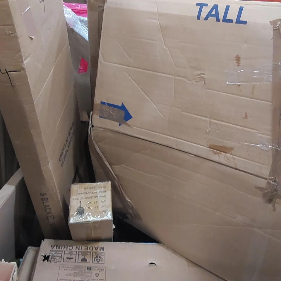 PALLET OF ASSORTED CONSUMER PRODUCTS TO INCLUDE: TELESCOPIC LADDER, RETRACTABLE SAFETY GATES, POP UP DOG CRATE, PLAY PEN ECT