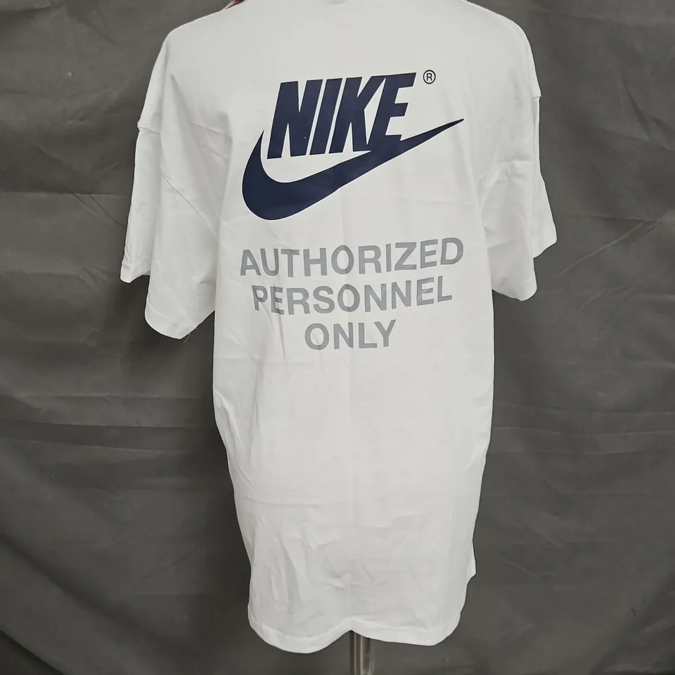 NIKE LOOSE FIT PRINTED TEE IN WHITE SIZE L