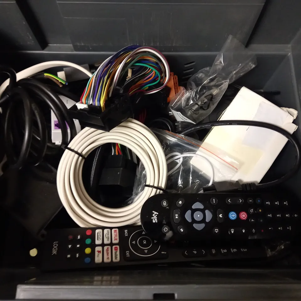LOT OF ASSORTED TECH ITEMS TO INCLUDE LIGHTS, CHARGERS, CONNECTORS AND REMOTES