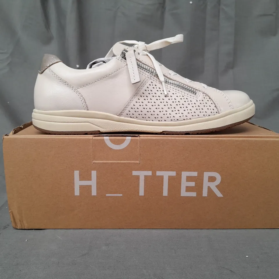 BOXED PAIR OF HOTTER SWIFT SHOES IN IVORY UK SIZE 5