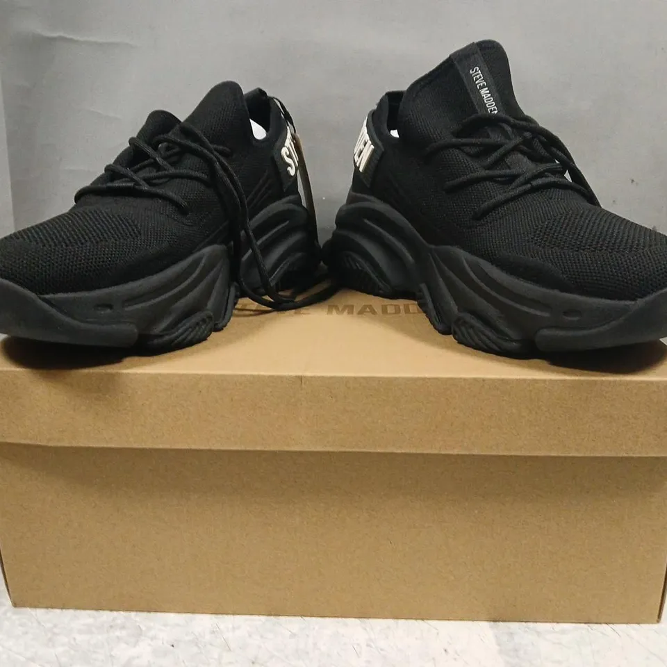 BOXED PAIR OF STEVE MADDEN FABRIC SHOES IN BLACK SIZE UK 8