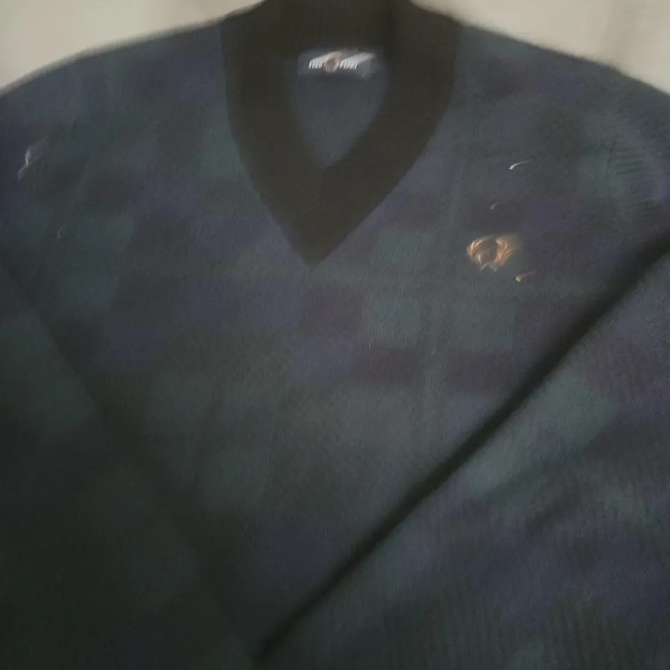 FRED PERRY MEN'S V-NECK ARGYLE KNIT JUMPER – SIZE S