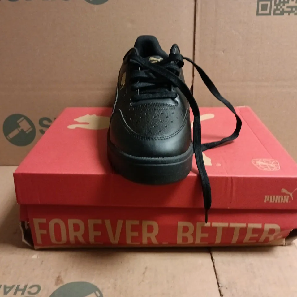 BOXED PAIR OF PUMA SHUFFLE DOWNTOWN TRAINERS IN BLACK/GOLD SIZE UK 8