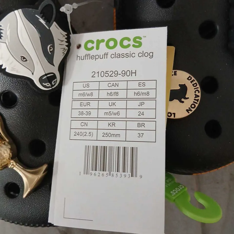 CROCS HARRY POTTER HUFFLEPUFF CLASSIC CLOG – UK 5 (US 6 / EU 38-39), BLACK