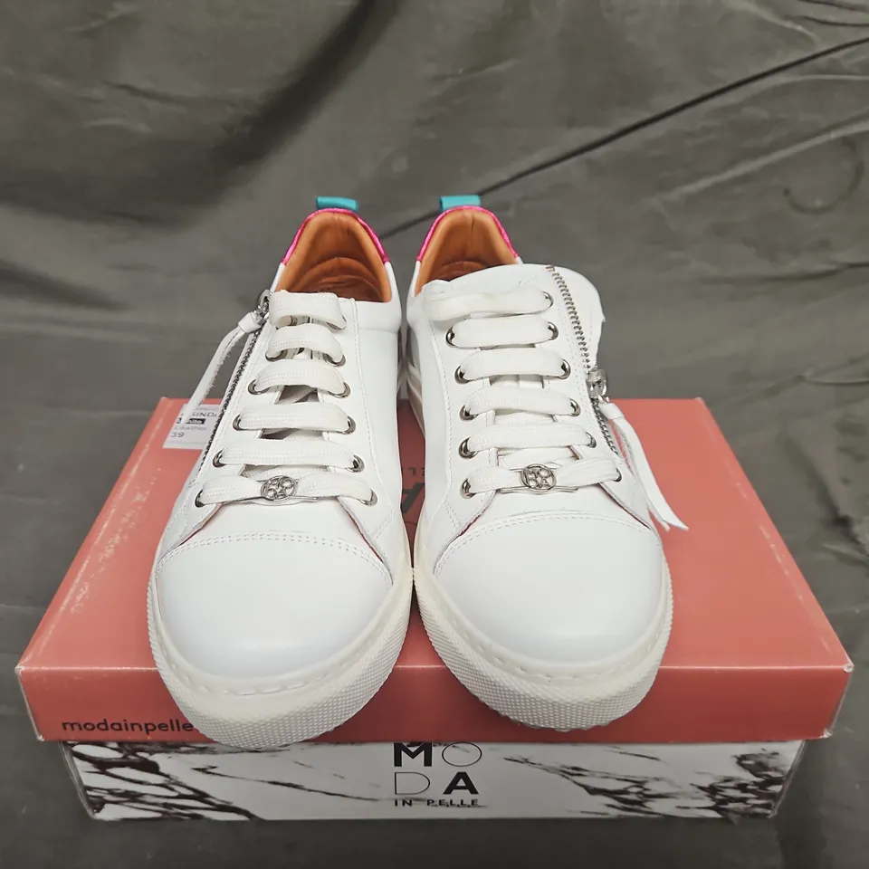BOXED PAIR OF MODA IN PELLE WHITE LEATHER ZIP UP TRAINERS - UK SIZE 39