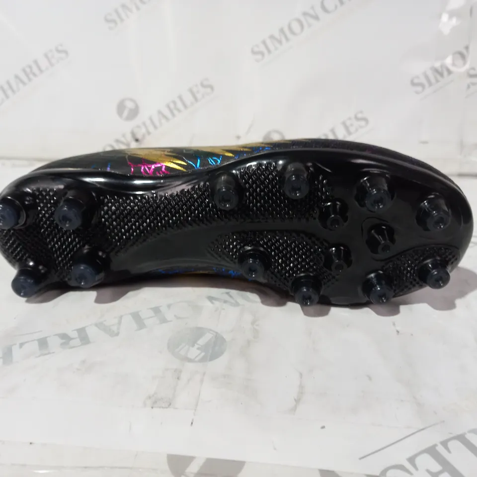 BLACK AND METALLIC FOOTBALL SHOES SIZE 35