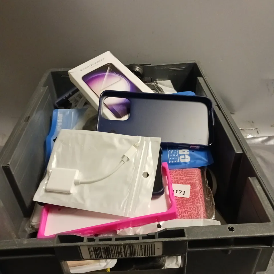 APPROXIMATELY 30 ASSORTED SMARTPHONE ACCESSORIES TO INCLUDE SCREEN PROTECTORS, CHARGING CABLES, PROTECTIVE CASES ETC 