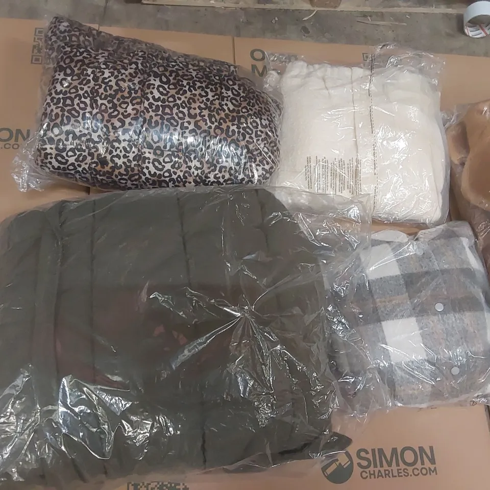 PALLET CONTAINING APPROXIMATELY 110x BRAND NEW ASSORTED DESIGNER CLOTHING ITEMS INCLUDING: SIMPLY BE JACKETS, JD WILLIAMS JACKETS ECT