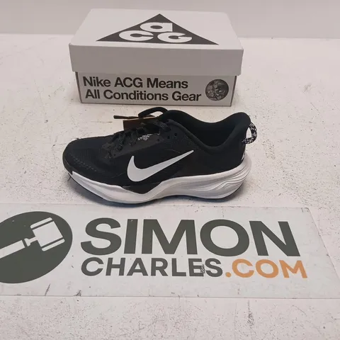 NIKE ACG PEGASUS TRAIL (GS) – BLACK/WHITE, YOUTH SIZE 1Y (UK YOUTH 13.5) – BOXED