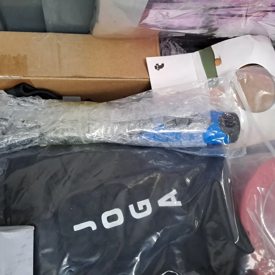 APPROXIMATELY 10 ASSORTED HOUSEHOLD ITEMS TO INCLUDE FOIL FRINGE CURTAIN, BIODEGRADABLE BIN LINERS, ETC