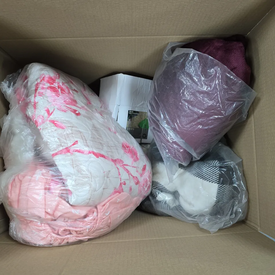 LARGE QUANTITY OF ASSORTED ITEMS TO INCLUDE POCKET FAN, MONEY PURSE, SNUGGLE HUGGLE HOODIE, ETC - COLLECTION ONLY