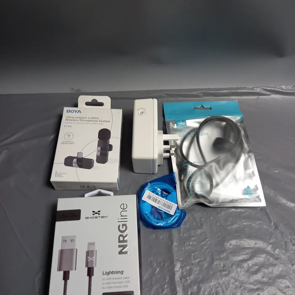 LOT OF APPROXIMATELY 25 MOBILE AND TABLET ACCESSORIES TO INCLUDE CHARGING CABLES AND POWER ADAPTERS