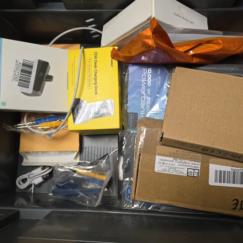 APPROXIMATELY 8 ASSORTED ITEMS TO INCLUDE - USB-C PLUG , POWER BANK , PHONE CHARGING CASE ETC