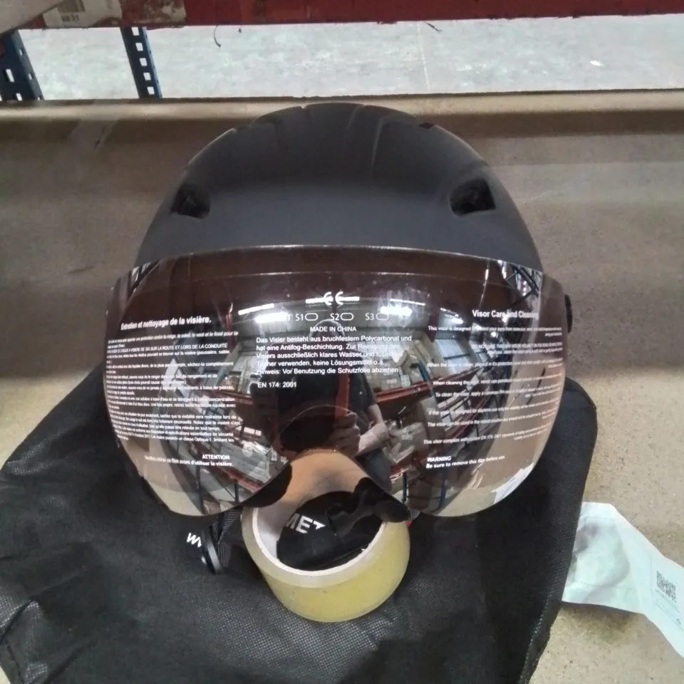 BOXED CHILDREN'S CRASH HELMET WITH VISOR